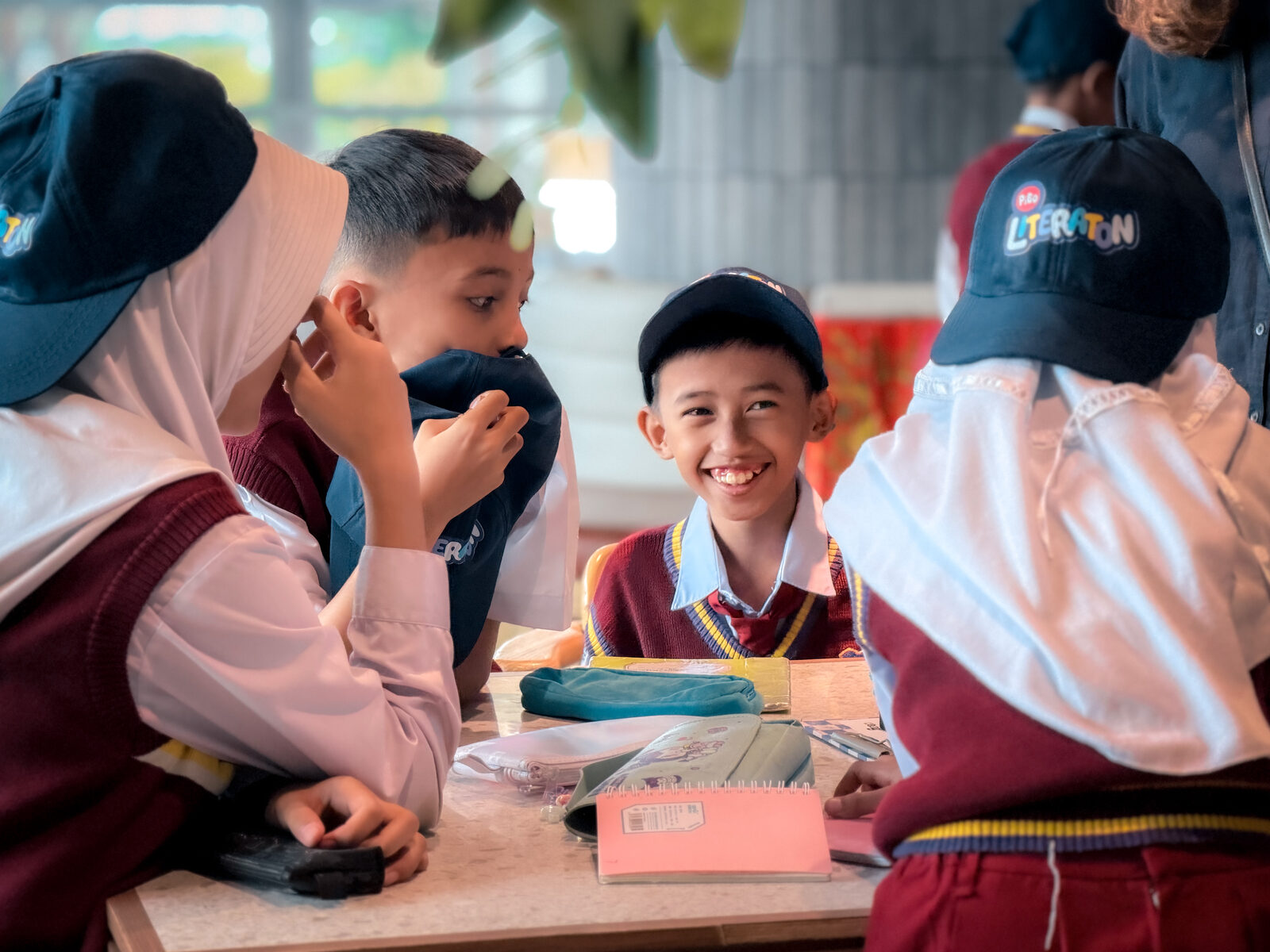 Siswa berdiskusi dan tersenyum saat ekskursi belajar